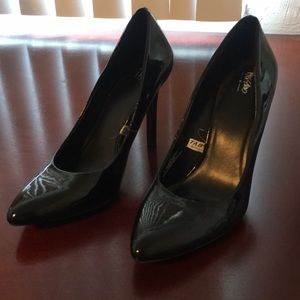 Black pointy-toed pumps